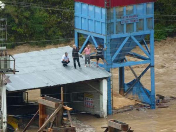 Ula��lamayan baz� k�ylere de ula�may� ba�ard�klar�n� dile getiren Vali Cirit, "Kom�u illerden ve di�er yerlerden de i� makinesi talebimiz s�z konusu oldu. Onlar da ula�mak �zereler ve yar�n da ula�acak ekiplerimiz olacak. AFAD'�n arama kurtarma ekipleri olarak da �u an i�in Artvin Trabzon, Erzurum ve Rize ekipleri burada �al��maktad�r" ifadesini kulland�.