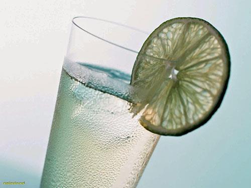 Maden suyu i�erdi�i magnezyum, kalsiyum, flor gibi minerallerle mineral ihtiyac�m�z� kar��lamak i�in g�zel bir kaynakt�r” diyen Dr.Fevzi �zg�n�l, a��klamas�n� ��yle s�rd�rd�; “��erdi�i s�lfat ve bikarbonat iyonlar� sayesinde hem mide ba��rsak sisteminde rahatlat�c� etkisi vard�r, hem de b�brek fonksiyonlar�n� dengeler. Cilt i�in gerekli olan su ve mineral ihtiyac�n� da kar��lar. Cildimize gergin ve diri kalmas�n� sa�lar.