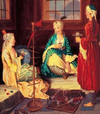 Kahvenin yannda su gelirdi. ayet misafir toksa nce kahveyi alr, asa suyu alrd. Ona gre ya yemek sofras hazrlanr ya da meyve ikram edilirdi.