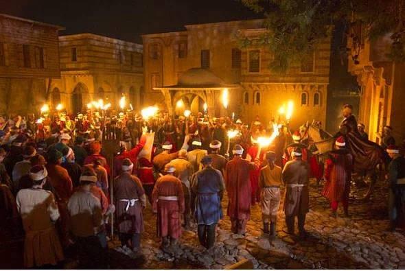 'Lale Devri' dneminde imparatorlua bar hakim olmu ama bir kesim snrsz bir elenceye dalm, devlet kendi bana braklm, neticede ekonomi yoldan km, pahallk dayanlmaz bir hal almt. Halktan homurdanmalar ykseliyordu.