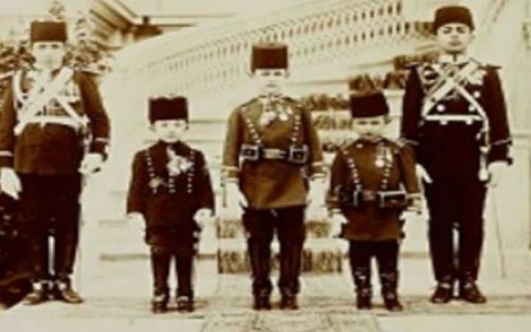 Osmanl'da bayramlarn bilhassa ocuklar iin ayr bir yeri vardr. Bayramlklaryla sokakta gezen ocuklara "arife iei" denilirdi.Osmanl'dan gelen 'Arife iei' kavram; bayramdan birka gn nce yaplan alveriin ardndan ocuklarn sabrszlanarak giysilerini bayramdan bir gn nce, yani Arife gn, giyerek dolamas olarak tanmlanrd.