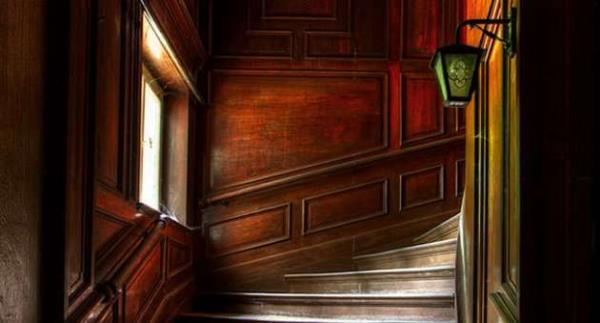 Merdivenden karken erkek arkadan gelirdi ki hem vcudu ifa olmasn hem de hanm derse tutabilsin diye. Ayn sebeple merdivenden inerken yine erkek nden inerdi.