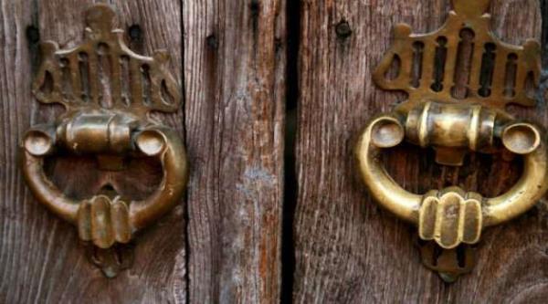 Kaplarn stnde iki tokmak olurdu; biri kaln biri ince. Gelen bayansa kapy ince tokmakla vururdu. Evin hanm kapy ev haliyle bile aard. Erkekse kaln tokmakla kapy vururdu. Evin hanm kapy ya rtnp aar ya da bi' mahremi (kocas, olu vs.) aard.