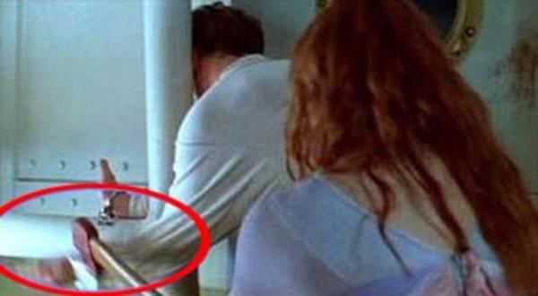 Titanik filminde Rose, boruya vurmas gerekirken baltay Jack'in koluna vuruyor..