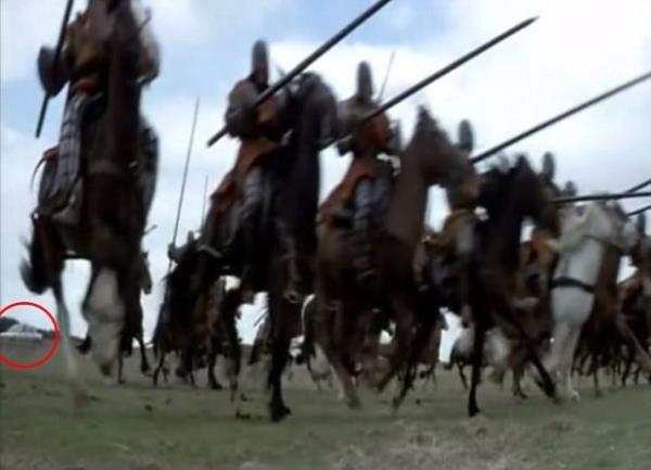 Cesur Yrek filmindeki sava sahnesinde, beyaz bir araba...