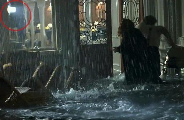 Titanik&#8217;de geminin batt sahnede, film ekibinden birisi yemek salonunda gzkyor.