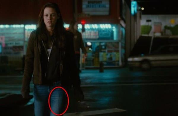 Alacakaranlk Efsanesi: Yeni Ay   <br>  Bella&#8217;nn yabanclara doru yaklat bu sahnede cebindeki mikrofon kablosu akca gzkyor.