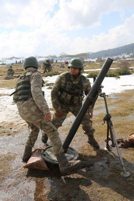 Modern silah ve tehizatlarla donatlan "mavi bereli"ler, zorlu eitim srelerinden geiyor.