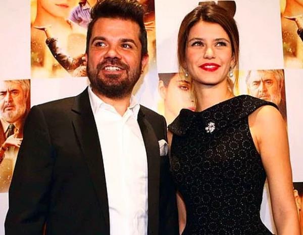 engelky srtlarnda yer alan ve Boazii&#8217;ni ayaklar altna seren Sultan Makam sitesindeki 3 katl villada oturuyorlar. Villada 6 oda, 2 salon, 2 muftak, 6 banyo bulunuyor. 2 dnm bahe ierisinde konumlanan villann kendine zel yzme havuzu da var.