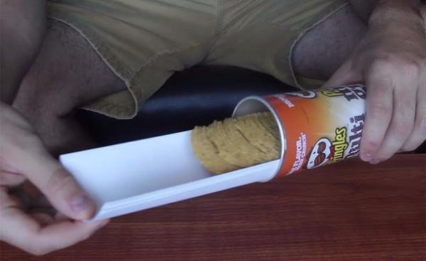 Cipsleri tam ters tarafa yatrn ve mini bir tabak gibi kutudaki ekliyle cipslerinizi kutudan karn.