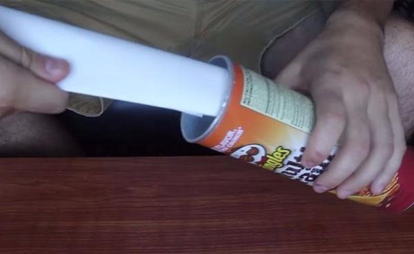 Bu ilemi yaparken cips kutusunun etrafna sararakta gerekletirebilirsiniz.