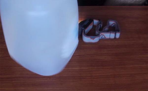 Kullanlmayan bir bidonu veya donuk mat renkli bir pet ieyi elektriklerin gittii anlarda gl bir ldak olarak kullanabilirsiniz.