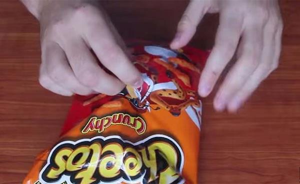 Paketin tam ortasn iki elinizle dzletirin. Dzletirdiiniz ksm diinizle, makasla veya bakla ucundan yrtabileceiniz byklkte kesin. Kestiiniz blm parmanz dndrerek paketi ters ynde evirin. Veya parmanzla nce kk daireler izerek paketin ortasndan daireyi byterek geniletin. Tuttuunuz ksmn inceldii noktada serte ekin ve artk cips tabanz hazr olsun