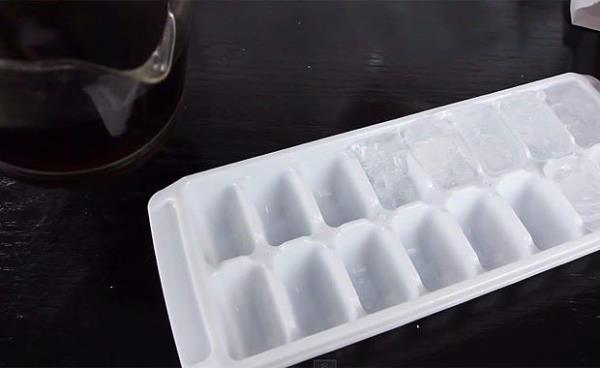 Buz yerine kahve!  <br>  Buzluk kullanm sra d hale getirmek iin mkkemmel bir rnek.