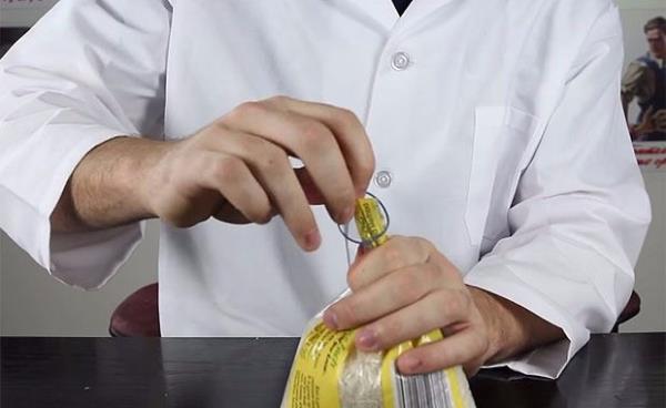 Yarm huni elde edecek ekilde peti kesiyoruz ve geriye kalan ksm paketten geiriyoruz.