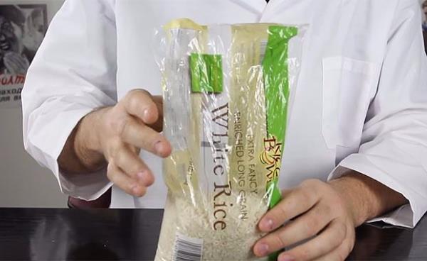 Basit litrelik pet ie ve pirin paketi evinizde tek tane dar karmadan pirinleri paketten karabilirsiniz.