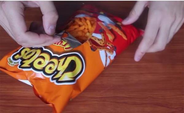 zellikle televizyon kars attrmalklarndan cips yemek zahmetsiz gibi gzken en zahmetli yiyeceklerden biridir.