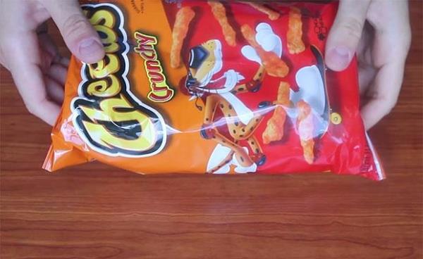 ncelikle aldnz cips paketini dz bir zeminin zerine koyun.