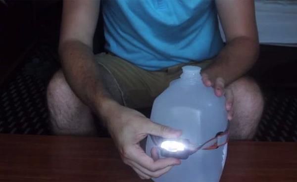 Bidonun altndan k szmesinin geebilecei bir delik an.