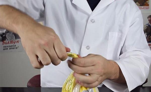 nce pirin paketini ap daha sonra parmanzla ucundan tutup paketi dndryoruz.