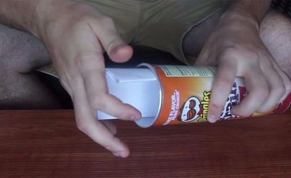 Kutuyu bir yana yatrn ve cipslerin ayn tarafta olmasn salayn.