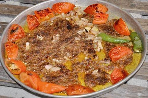 KLS: TAVA KEBABININ YER AYRI Biz Kilis kebab desek de Kilisliler buna &#8216;Kilis Tava' derler. Bu kebap koyun kymasyla yaplr. Krmz toz biber ve soan ile bir gzel yorulan kyma, tepsiye bastrlr. Kenarlara domates dilimleri dizilir. Bu kebabn kara frnda pimesi gerekir. Lezzetin anahtar frncdadr. Eti kurutmadan, kvamnda piirmek ustalk ister.