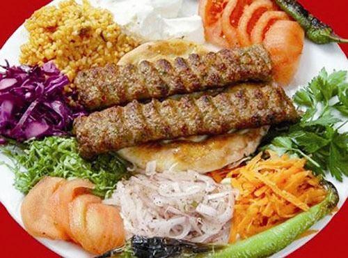 URFA: NCE N SIRRI Kebabn bir baka bakenti de Urfa'dr. Burada cier, etin biraz nne geer. Urfa m Adana m daha lezzetlidir tartmas hi bitmez. Her yiidin yourt yiyii ayrdr. Urfal ustalar kebab daha ince demirlere takarlar. Onlarn kebab, iten ekilirken bulgur bulgur dklr ki bu, lezzetin iaretidir. Patlcan kebab ise dillere destandr.