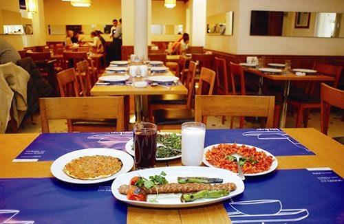 TARSUS: ADANA'NIN SOANLI OLANI Tarsus da kebab ile vnr. Hangi kebapya giderseniz gidin, kendi kebaplarnn adanakebabndan daha lezzetli olduunu ne srerler. Tarsus kebab ile adanakebab arasndaki fark anlayabilmek iin, iyi bir kebap damana sahip olmak gerekir. Tarsuslu kebaplar etin iine soan koyarlar ki bu adanakebabnda olmaz.