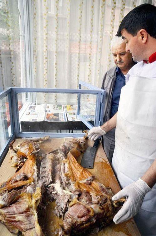 KTAHYA: NAR GB OLAK Ktahya'nn Emet ilesinde yaplan Emet Kebab'ndan sz etmezsek, kebap yolculuumuz eksik kalr. Bu kebap, bir yan yeni doldurmu olak etiyle yaplr. Temizlenen olak btn olarak frna atlr. Kapaklar sk skya kapanr. Hatta amurla svanr. 4 saat sonra frndan kan olak nar gibi kzarm olur.