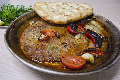 HATAY: KASAPTA KEBAP KEYF Hatayllar &#8216;tepsi kebaplar' ile ok vnrler ki, bunda ok hakldrlar. Soan, sarmsak, krmz biber, sala ile yorulan et tepsiye konur. stne birka dilim domates ve birka yeil biber ilave edilip, frna atlr. Bunu baz kasaplar da yapp mterilerine sunarlar. Ben bylesini daha ok severim. Kasapta kebap yemek ok houma gider.