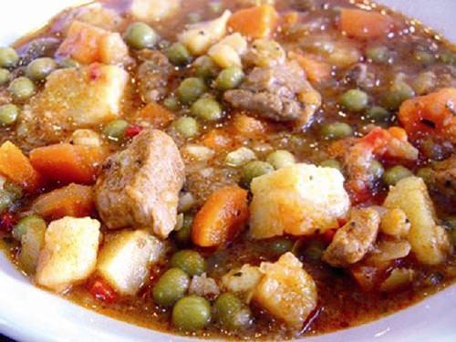 ANTALYA: HER YERDE BULAMAZSINIZ Antalya Akdeniz'in incisidir ama balkla aras iyi deildir. Yrk halk eti daha ok sever. Onun iin Yrkkebab onlarn balarnn tacdr. Kuba kuzu veya olak eti, soan, kabak, patates, havu, taze fasulye ve erite ile yaplan bu ok zel kebab lokantalarda bulmak pek mmkn deildir. Ancak bir Yrk ailenin kapsn almak gerekir.