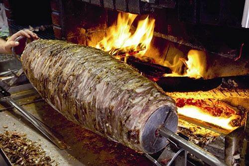 ERZURUM: YATAY DNERN KEYF Rotamz Dou Anadolu'ya evirirsek, Erzurum'da karmza &#8216;ca kebab' kar. Yatk dner olarak da bilinen bu kebap, Dou Anadolu dalarnda binbir iek otlayan hayvanlarn etlerinin ne kadar lezzetli olduunun kantdr.