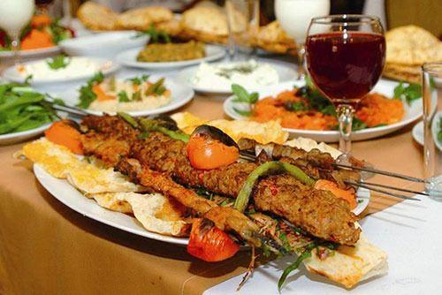 ADANA: KEBABIN BAKENT Adana, kebabn bakentidir. zellikle le yemeine yakn zamanlarda, sokaklardan dumanla birlikte muhteem kokular ykselmeye balar. Kebaplara doru bir koturmadr balar. Her kebanda bir kebap vardr. Usta kebap iin dkkn nemli deildir. Sala meknlarda yaplan kebaplarn daha lezzetli olduuna inanrlar.