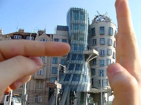 Kimi mimarlar ev tasarlarken snrlar zorluyor ve ortaya ilgin eyler ortaya kyor. te uan bardak altlndan, klozet eklinde tasarlanan eve birbirinden uuk ev tasarmlar...