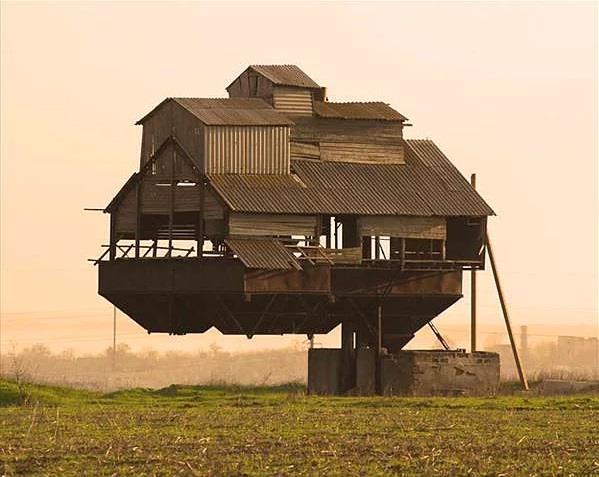 Kimi mimarlar ev tasarlarken snrlar zorluyor ve ortaya ilgin eyler ortaya kyor. te uan bardak altlndan, klozet eklinde tasarlanan eve birbirinden uuk ev tasarmlar...