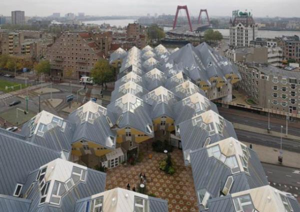 Hollanda Rotterdam&#8217;daki bu sar kp evler , 1980&#8217;li yllarda mimar Piet Blom tarafndan tasarland.