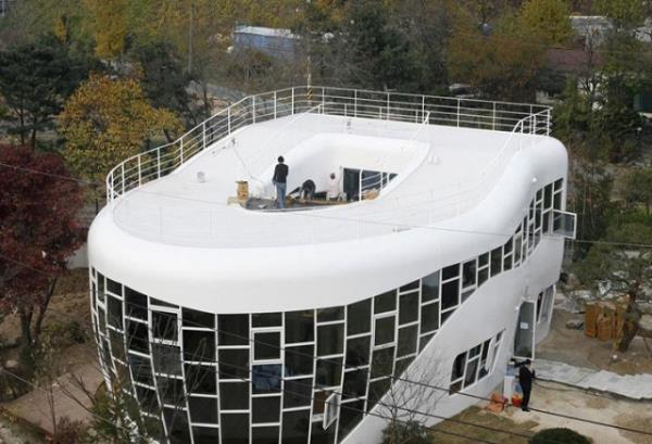 Bu Gney Kore&#8217;de yer alan &#8220;Haewoojae&#8221; adl bina tuvalet klozeti eklinde tasarlanm.