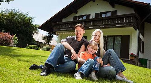 Yeniliklerin peinden giden ve teknolojik alandaki becerisi ok kuvvetli olan Kova, farkl yntemlerle para kazanr ve farkl eyler iin para harcar. Her an gelien teknolojiye yatrm yapt iin, genellikle pek kazanl deildir. zellikle maddi sorunlarn paylamay sevmedii iin, en yaknlar bile mali durumu hakknda bilgi sahibi deildir. Hi bir lks tketime zaaf olmayan Kova, aslnda minimum artlarda bile kendini megul edecek, mutlu edecek frsatlar yaratabilir.