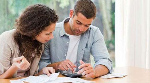 Onurunu ve gcn her eyin nnde tutan Aslan, risk almay da sever dolaysyla kumar ya da talih oyunlar finansal pozisyonunu sarsan en byk dezavantajlar olarak sralanabilir. Zaman zaman finansal olarak da suiistimal edildiinin farkna ge varabilir. Bu maddi olanaklarn bulunmad zamanlarda bile, durumu karsndakilere hissettirmemekle balayan bir zelliktir. Dolaysyla Aslann ailesi kt durumlar en son renir ve byk oklar yaar.