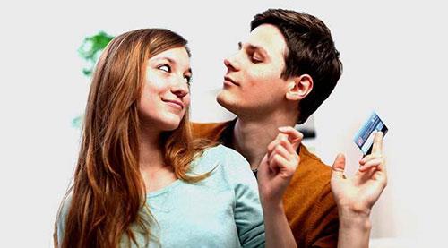 Aslnda son derece bonkr ve lks yaamay sever, birlikte olduu insan iin parasn son kuruuna kadar gzn krpmadan harcayabilir. zellikle k olduu zaman, finansal konulardaki kontroln tamamen yitirmesi olasl her zaman vardr. Sosyal yaama da ok dkn olduu iin, hem sosyal harcamalar hem de klk kyafet harcamalar yksek seviyelerde dolar. Kimi zaman aidiyet ihtiyacndan vazgeemedii iin, sosyal hayata ayak uydurma abas, btesinde byk deliklerin olumasna neden olabilir.