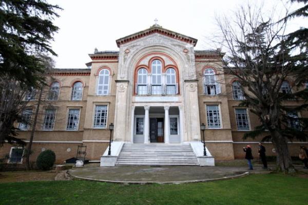 Tarihi binalar, rengarenk icekler, aalar ve faytonlaryla adalarda ok ho ve gzel dn fotoraflar ektirebilirsiniz. Bunun iin vapur, motor veya deniz taksi ile adalara gitmeniz gerekiyor.