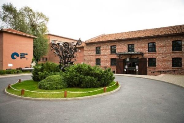 Rahmi Ko Mzesi: Rahmi Ko Mzesi zellikle souk ve yal havalarda ve nostaljiden holanan iftler iin ideal bir mekandr.