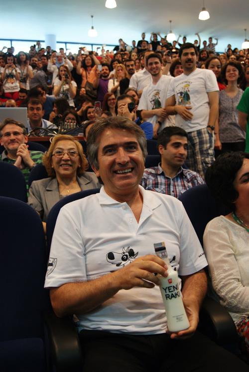 Bayramda milli i�ecek ayran tart��malar�ndan polisin biber gazl� m�dahalelerine, Faz�l Say’�n okudu�u Hayyam �iirinden Ba�bakan’�n ODT�’ye geli�iyle ya�ananlara kadar bir �ok konuda esprili g�ndermeler yap�ld�. ��renciler yak�nda zamanda hayat�n� kaybeden hocalar� Kurthan Fi�ek’i ve sanat��lar Ne�et Erta� ile M�sl�m G�rses’i de unutmad�.