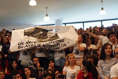 “Milli i�ece�imiz ayran milli gaz�m�z da biber gaz� oldu” diyen Karatepe; “O gaz s�kt�klar�n�z marjinal de�il demokrasinin asli unsurlar�d�r” dedi. Ba�bakan Recep Tayyip Erdo�an’�n ODT�’l� hocalara s�yledi�i “Siz nas�l hocas�n�z” s�zlerini hat�rlatan Karatepe; “O hocalar olmasayd� sen o uyduyu b�rak f�rlatmay� yan�ndan bile ge�emezdin” dedi.