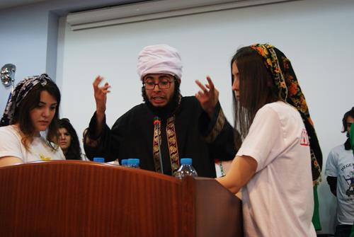 Y�llarca d�k�len kanlar ve bir �ok insan�n hayat�n� kaybetti�i �at��malar� hat�rlatan �mam; “Bu s�re� dedikleri ne i�tir bilmem ama son aylarda kimse �at��malarda hayat�n� kaybetmedi. Allah bu sonunu hay�rl� etsin. Ben de s�zlerimi uzatmayay�m da s�rece zarar gelmesin” dedi. �mam�n duas�nda Faz�l Say’�n okudu�u Hayyam �iiri de vard�. Say’�n mahkemece cezaya �arpt�r�ld���n� hat�rlatan �mam “Allah da ahiretteki mahkemede onlar�n cezalar�n� versin in�allah” dedi.