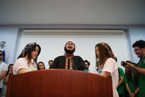 �mam’dan ‘s�rece’ destek     Geleneksel olarak ��rencilerden birinin temsili olarak imam kost�m�yle yapt��� bayram duas�yla ba�layan kutlamalarda M�lkiye �mam�’ndan da bar�� s�recine destek geldi.