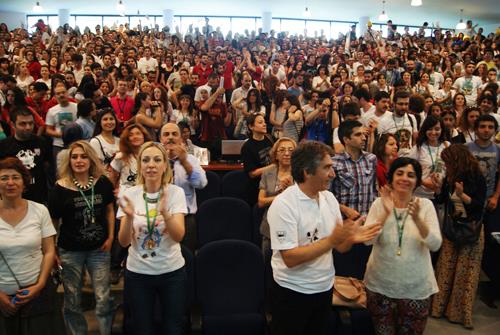 Dekan Karatepe’nin ele�tirili konu�mas�na ��renciler de siyasi g�ndermeli sloganlarla cevap verdi. MHP Genel Ba�kan� Devlet Bah�eli’nin ve CHP Genel Ba�kan� Kemal K�l�daro�lu’nun parti mitinglerinde at�lan sloganlar� Karatepe i�in �eviren m�lkiyeliler “�l de �lelim, vur de vural�m”, ‘Ba�bakan Yal��n” sloganlar� att�.