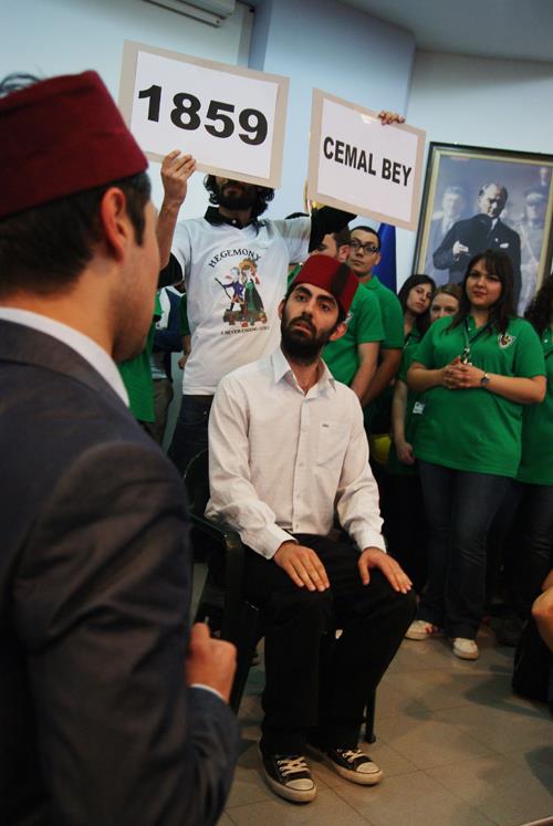 Sinekler ka�ar inekler de�il’     SBF Dekan’� Yal��n Karatepe’nin t�rendeki konu�mas�n�n da �mam’�n duas�ndan geri kal�r yan� yoktu. Karatepe, her g�steriye biber gaz�yla m�dahale edilmesini ele�tirerek; “Biz de okulumuzda bu gazlardan yedik ama sizin bilmedi�iniz bir �ey var. Bu gazlardan sinekler ka�ar m�lkiyenin inekleri de�il” dedi.