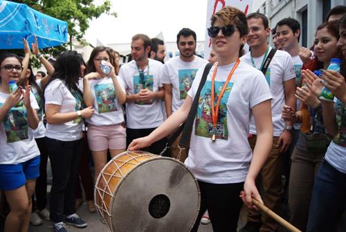 �maml� inek y�r�y���   Konu�malar�n ard�ndan geleneksel inek y�r�y��� i�in okul bah�esinde toplanan m�lkiyeliler bayram�n simgesi olan, Ankara �niversitesi Ziraat Fak�ltesi’nden getirilen “Sar� K�z”� s�sleyerek arkas�nda kortejler olu�turdu. �nde Sar� K�z ve �mam, arkada SBF ��rencileri Cemal G�rsel Caddesi’nde y�r�y�� yapt�ktan sonra fak�ltedeki bayram etkinliklerine devam etti.