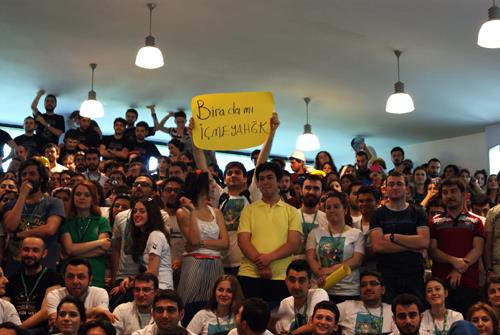 �mam kanserli gen� k�z�n eline para tutu�turarak namaza giden �evre ve �ehircilik Bakan� Erdo�an Bayraktar’a da Yunus Emre’nin; “Bir kez g�n�l y�kt�n ise, bu k�ld���n namaz de�il, yetmi� iki millet dahi, elin y�z�n yumaz de�il” dizeleriyle mesaj verdi. �mam’�n ele�tirilerinden bas�n mensuplar� da pay�n� ald�.